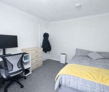 4 Bedroom Student House To Let - HP13 - Photo 5