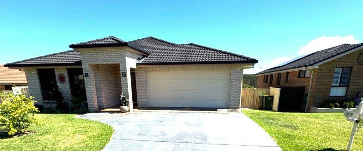 Spacious Furnished Four Bedroom Two Bathroom Home - Photo 1