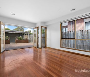 WELL PRESENTED 3 BEDROOM TOWNHOUSE - Photo 2