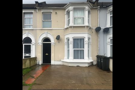 2 Bed Flat, Saint Albans Road, IG3 - Photo 2