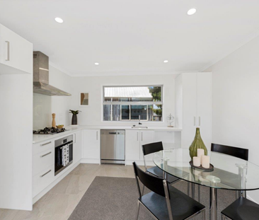 Modern, immaculately presented and brilliantly located. - Photo 6