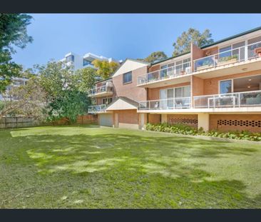 Oversized, Two Bedroom Apartment with Air-Conditioning - Photo 6