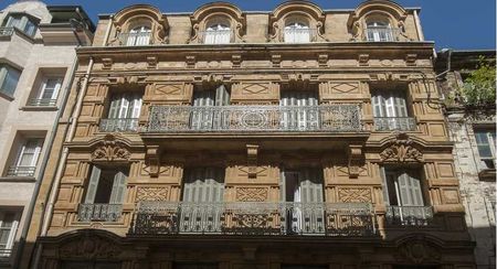 Centre de sedan dans immeuble ancien situé en arrière cour - Photo 5