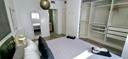 Carrer d'Eduard Maristany, Badalona, Catalonia - Photo 4