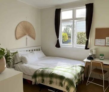 FOUR BEDROOMS - STUDENT RENTAL - Photo 3