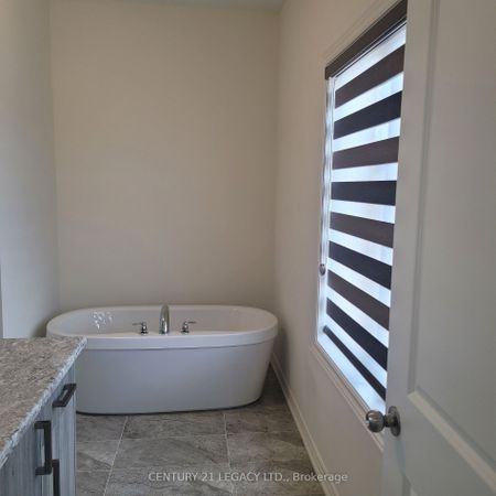 For Lease - 1271 Plymouth Drive, Oshawa, Ontario - Photo 5