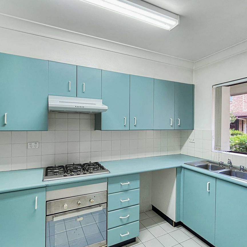 Bright & Sunny 2 Storey Apartment ! - Photo 1