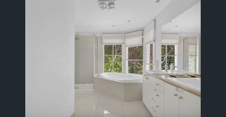 Spacious Five Bedroom Family Home in Prime Rowville Location - Photo 4