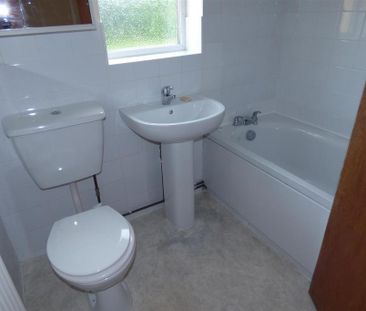 3 bedroom detached bungalow to rent - Photo 5