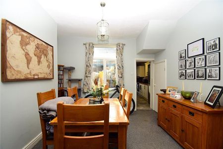 3 bedroom end of terrace house to rent - Photo 2