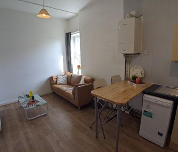 3 bedroom flat to rent - Photo 5