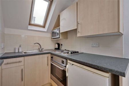 A spacious one bedroom apartment in the centre of town. - Photo 4