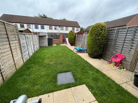 The Spinney, Limes Park, Basingstoke - Photo 3