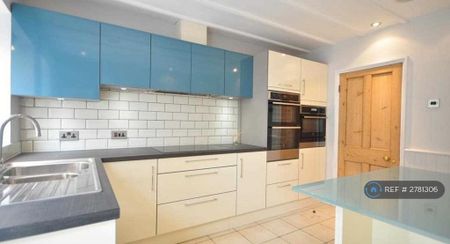 4 bedroom semi-detached house to rent - Photo 2