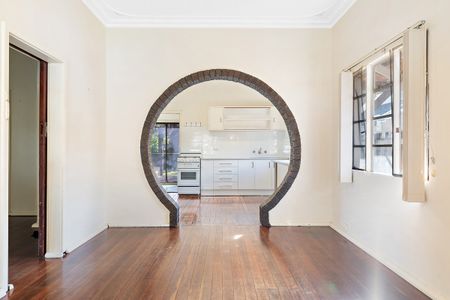 Large family home in great location: 2 Bedrooms plus Sunroom, Games Room & Huge Backyard! - Photo 2