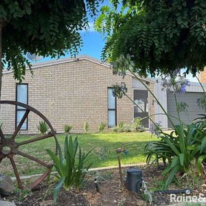 6 Hume Street, Lake Albert, NSW 2650 - Photo 2