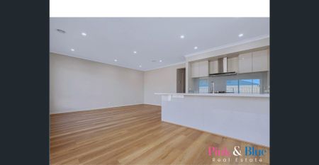 Family Home for Rent Close to Rockbank Train Station ! - Photo 3