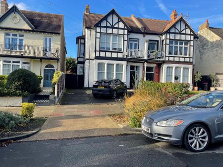 3 bedroom flat to rent - Photo 4