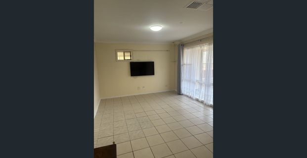 Comfortable three bedroom home with solar panels! - Photo 1