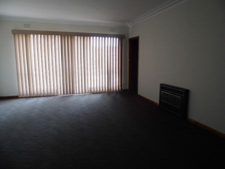 3 BEDROOM HOUSE IN THE HEART OF ALTONA - Photo 2