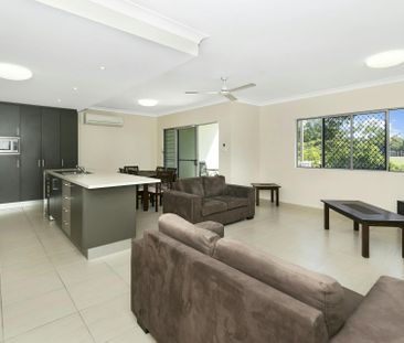 Furnished Apartment with Balcony and Secure Parking - Photo 2