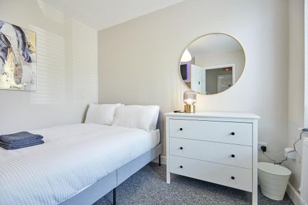 5 bedroom semi-detached house to rent - Photo 3