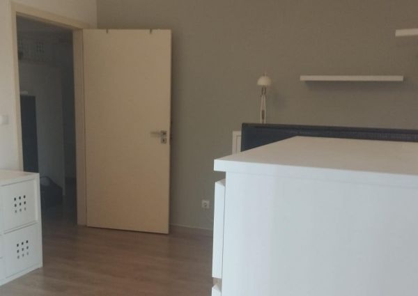 Alugo quarto em Linda a Velha ao lado da Carris