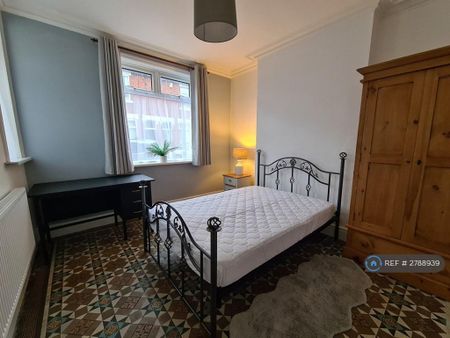 4 bedroom end of terrace house to rent - Photo 4