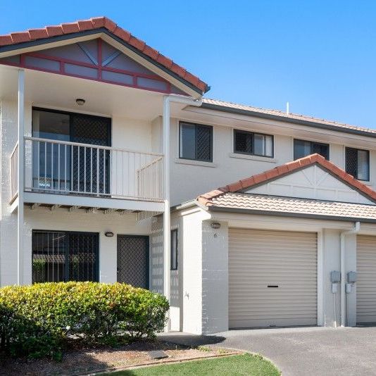 PARKINSON 3 BEDROOM TOWNHOUSE - 2 MINITS TO PUBLIC TRANSPORT - Photo 1