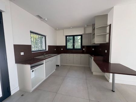 Location Maison 7 pièces 211m² - Photo 2