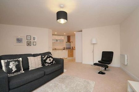 Lincoln Court, Wallis Square, Farnborough, GU14 - Photo 3