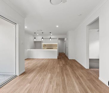 Modern Family Home in Sought-After South MacLean - Photo 4