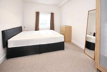 2 Bedroom Flat / Apartment to let - Photo 4