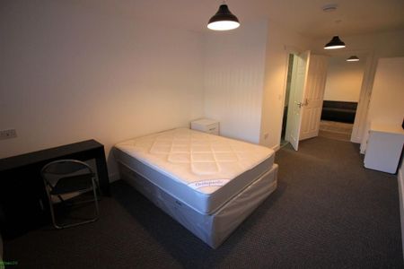 4 bedroom semi-detached house to rent - Photo 5