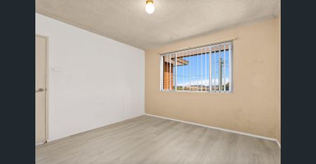 Solid top-floor apartment in a well-maintained block of four. - Photo 4