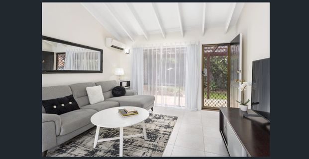 Stylish 2-Bedroom End-Unit in Quiet Cul-de-Sac - Photo 1