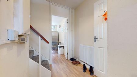 4 bedroom ground floor flat to rent - Photo 3