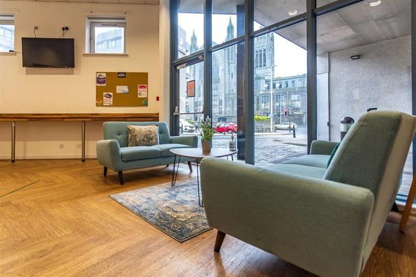 1 bedroom in a flat share to rent - Photo 1