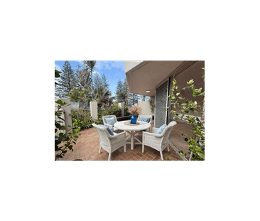 Beachfront Ground Floor Unit – Pool, Park & Private Courtyard - Photo 2