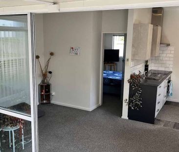 As-new apartment 300m from CBD edge, warm/sunny - Photo 2
