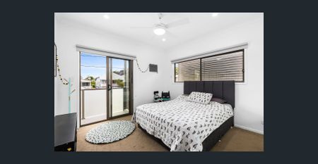 Contemporary Family Entertainer in Prime Position - Photo 3