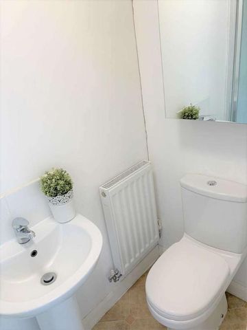 En-suite Room, On Board Street, Salford, M6 - Photo 2