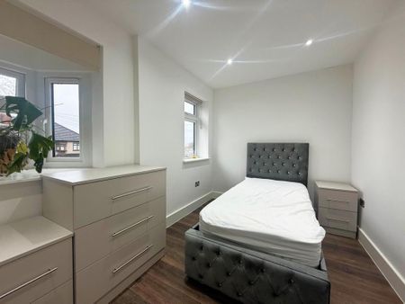 4 bedroom flat to rent - Photo 5