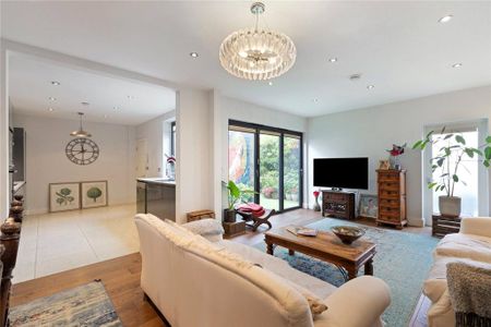 4 bedroom flat to rent - Photo 5