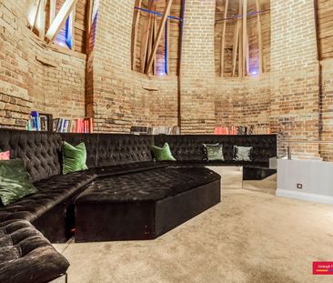 Royal Drive, London, N11 - Photo 1