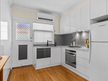 Fully Renovated, Private Unit For Garden Enthusiasts! - Photo 3