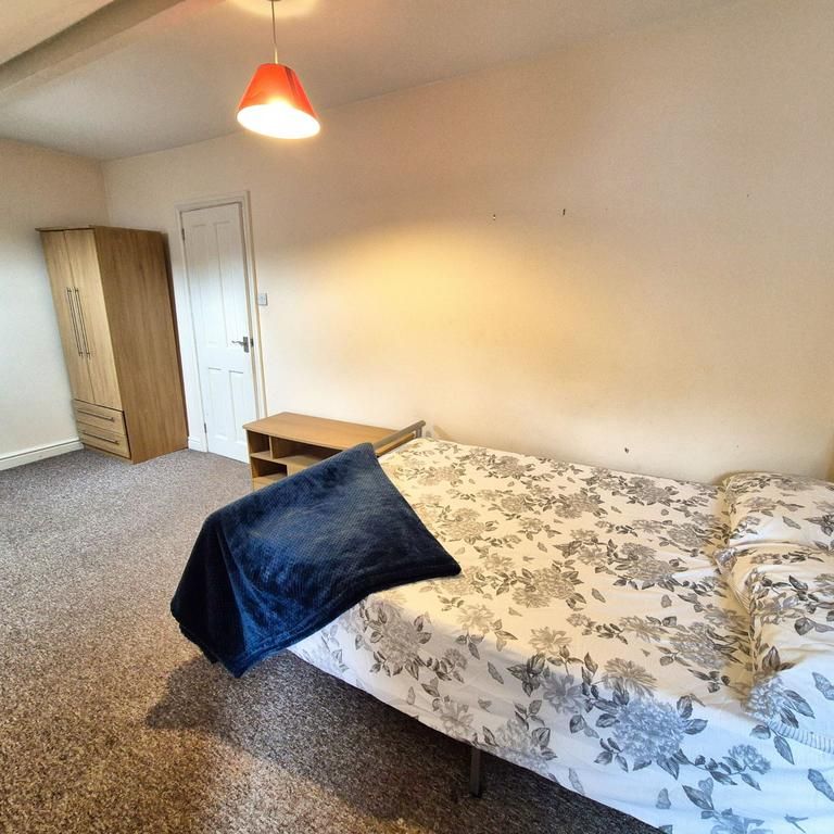1 bedroom in a house share to rent - Photo 1