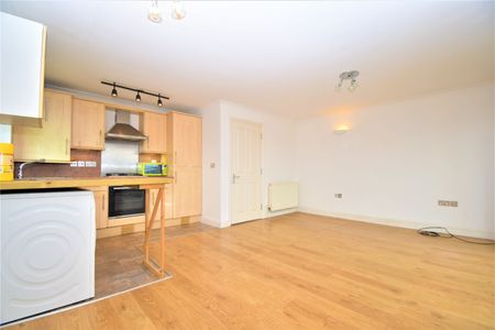 Flat to rent - Ruskin Road, Belvedere, DA17 - Photo 2