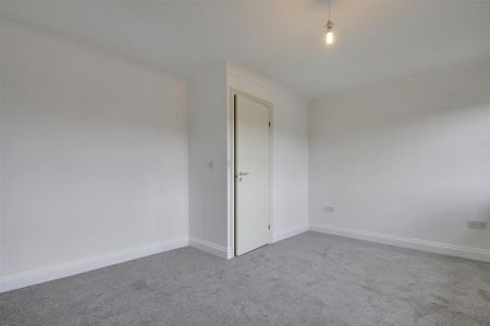 4 bedroom semi-detached house to rent - Photo 5