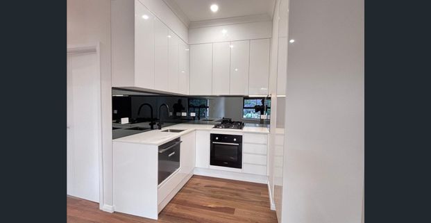 Brand new modern 2-Bedroom Bottom Flat in Prime Keiraville Location - Photo 1